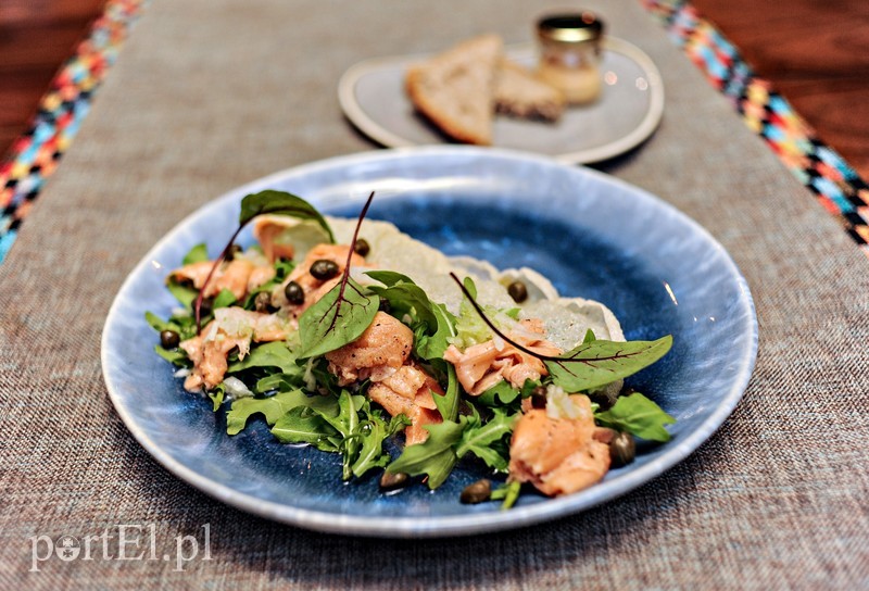 Macerowany łosoś:
łosoś / rukola / oliwa / cebula / kapary / chips ryżowy / masło z wędzonego łososia.