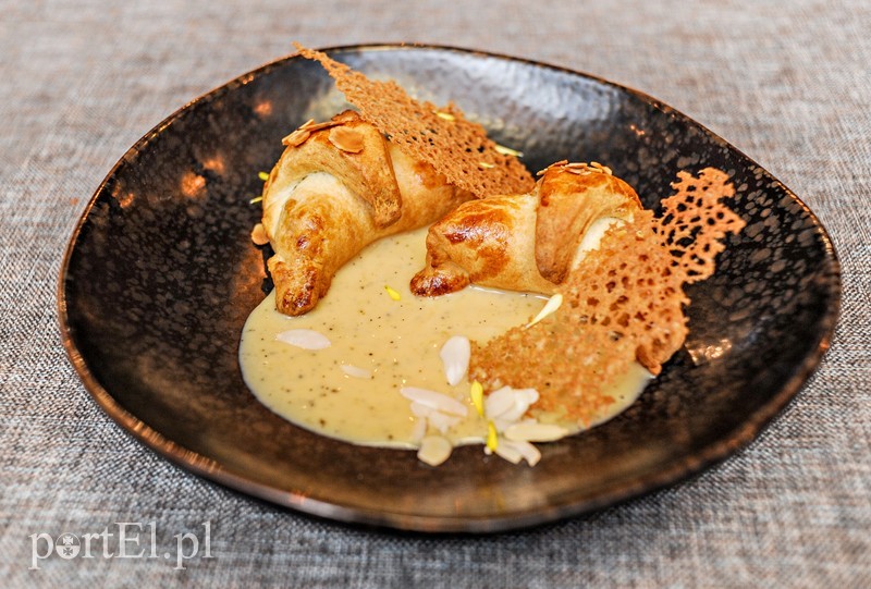 Rogal Świętomarciński:
biały mak/ rodzynki/ migdały/ pomarańcze/ rum/ sos waniliowy.