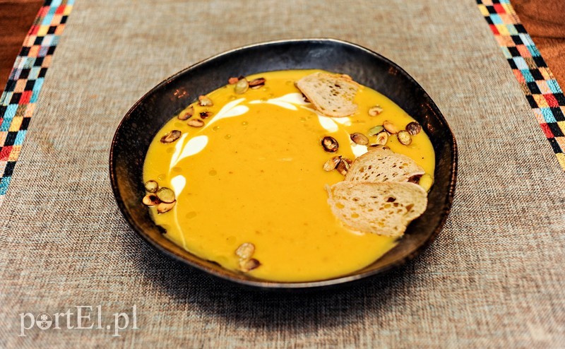 Krem sezonowy z dyni:
dynia piżmowa / dynia Hokkaido / śmietana / chili / imbir / pestki dyni.