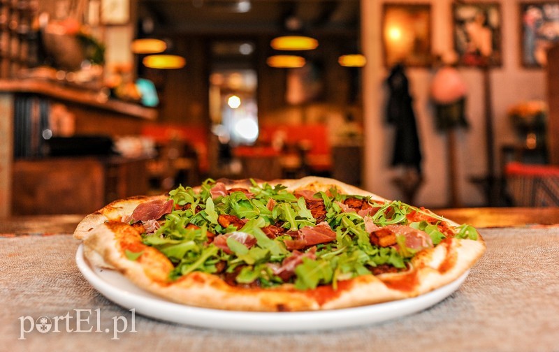 Pizza Alla Zucca:
sos pomidorowy / mozarella / pieczona dynia / cebula / marynowany pieprz zielony / szynka parmeńska