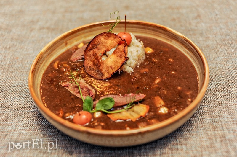 Czernina z gęsi:
suszone śliwki / jabłka / kluski ziemniaczane / warzywa korzenne.