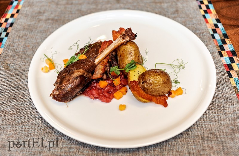 Udko z gęsi duszone w czerwonym winie:
pieczone ziemniaki / piklowana dynia Hokkaido / konfitura z jabłek.