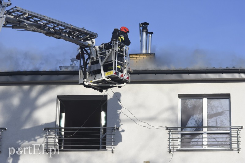 Pożar poddasza budynku przy ul. Dojazdowej zdjęcie nr 189941