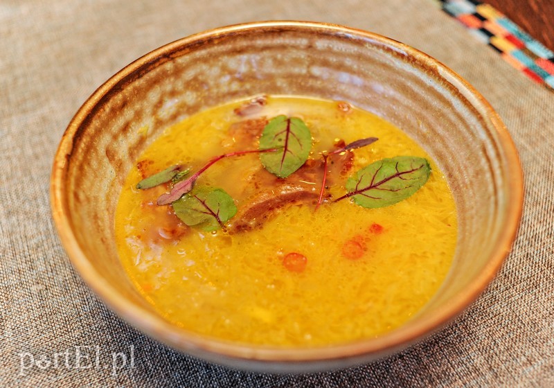 Szafranowa zupa z kapusty kiszonej z krewetkami:
kapusta kiszona/ marchew/ czosnek/ krewetki/ szafran/ chips boczkowy.