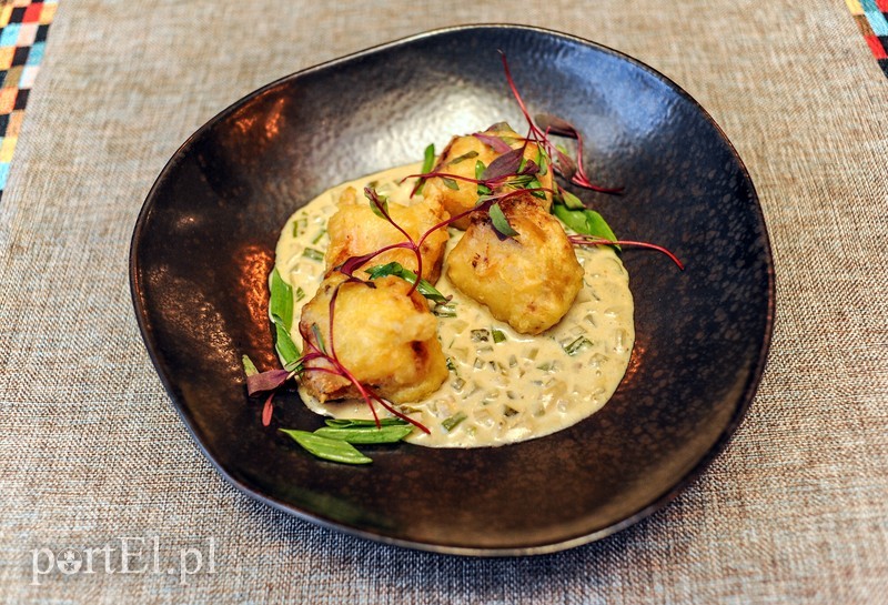 Boczek długo pieczony w tempurze z zielonym curry:
ogórek konserwowy/cebula/szczypior/śmietana/imbir/czosnek/piri-piri.