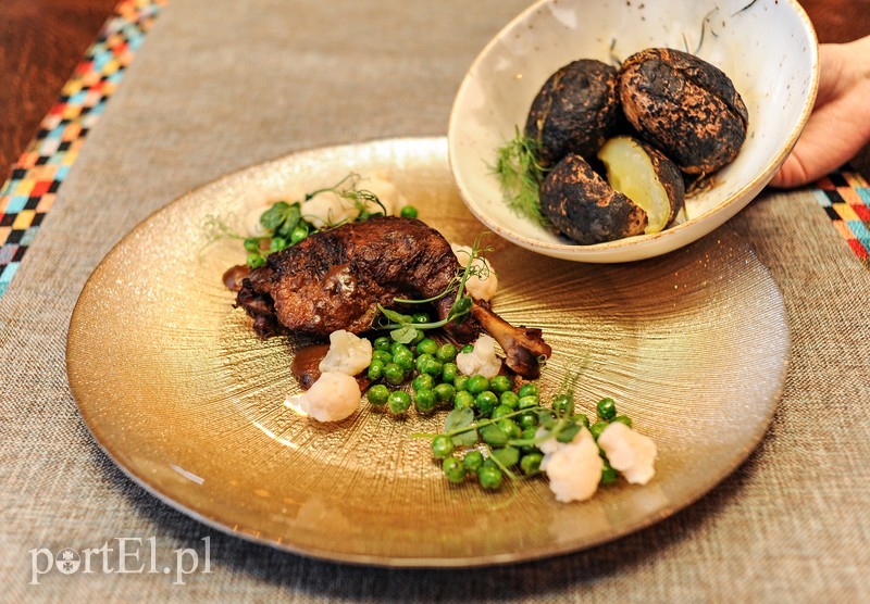 Kacza noga z piklowanym kalafiorem i ziemniakami z ogniska:
śliwki suszone/czerwone wino/kalafior/ziemniaki/groszek