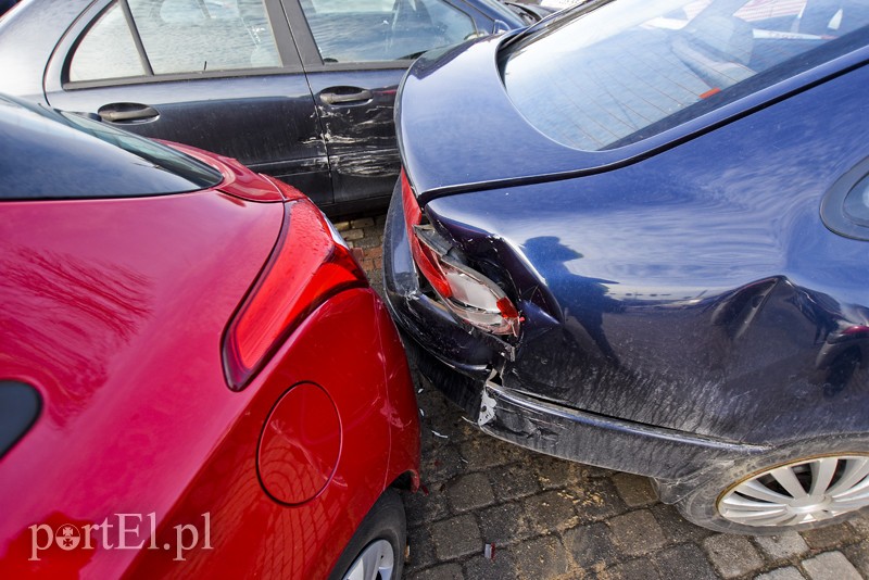 Karambol na parkingu przy ul. Teatralnej zdjęcie nr 194206