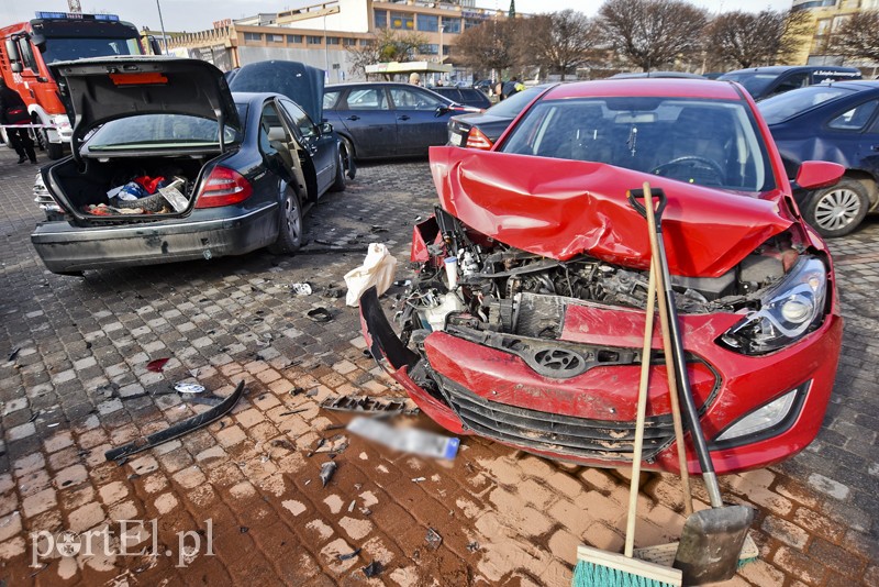 Karambol na parkingu przy ul. Teatralnej zdjęcie nr 194202
