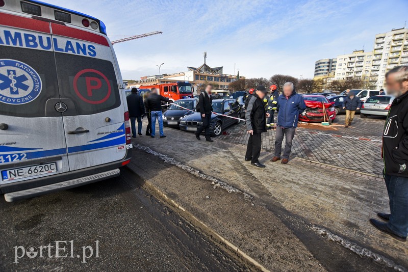 Karambol na parkingu przy ul. Teatralnej zdjęcie nr 194200