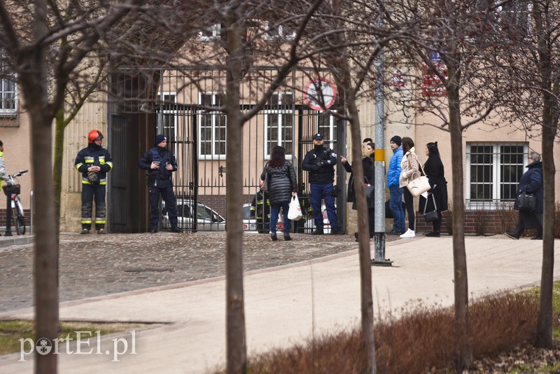 Alarm bombowy w Urzędzie Miejskim (aktualizacja) zdjęcie nr 195604