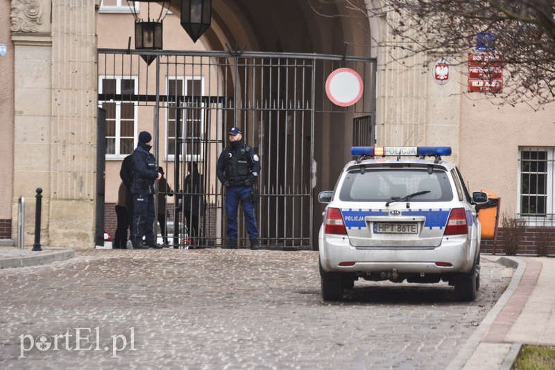 Alarm bombowy w Urzędzie Miejskim (aktualizacja) zdjęcie nr 195611