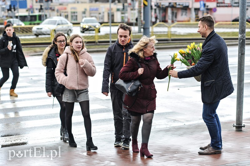 Uśmiech za kwiatka, czyli jak portEl Dzień Kobiet świętował zdjęcie nr 196143