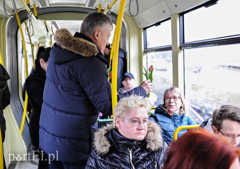 Uśmiech za kwiatka, czyli jak portEl Dzień Kobiet świętował zdjęcie nr 196125