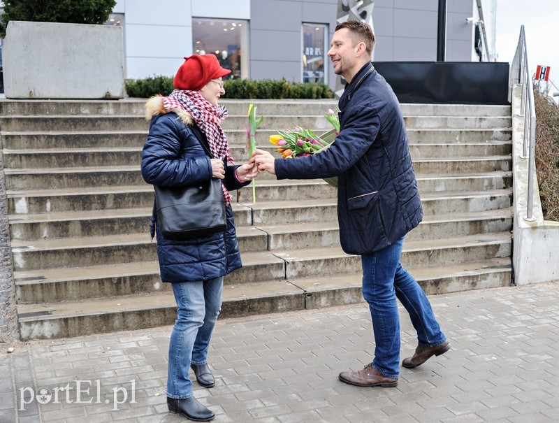 Uśmiech za kwiatka, czyli jak portEl Dzień Kobiet świętował zdjęcie nr 196149