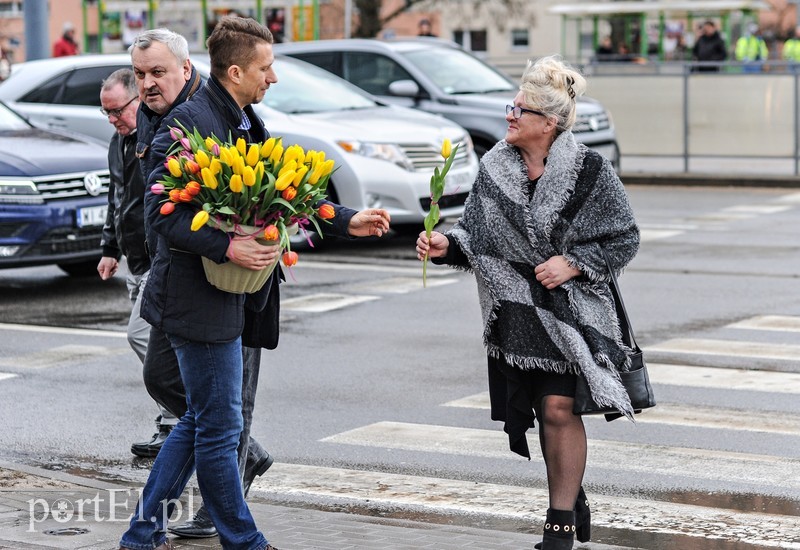 Uśmiech za kwiatka, czyli jak portEl Dzień Kobiet świętował zdjęcie nr 196135