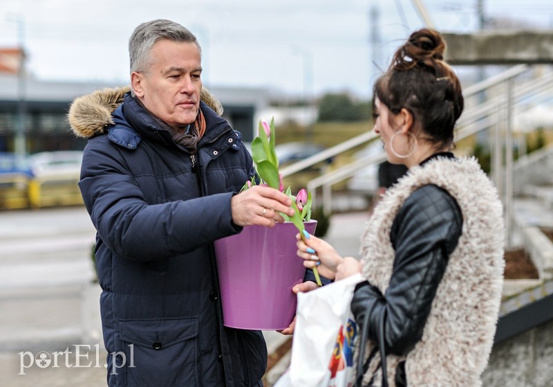 Uśmiech za kwiatka, czyli jak portEl Dzień Kobiet świętował zdjęcie nr 196152