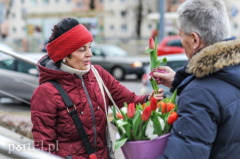 Uśmiech za kwiatka, czyli jak portEl Dzień Kobiet świętował zdjęcie nr 196130