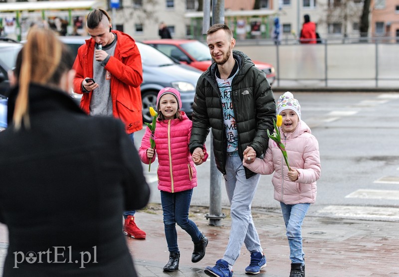 Uśmiech za kwiatka, czyli jak portEl Dzień Kobiet świętował zdjęcie nr 196141