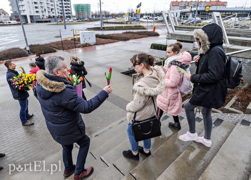 Uśmiech za kwiatka, czyli jak portEl Dzień Kobiet świętował zdjęcie nr 196129