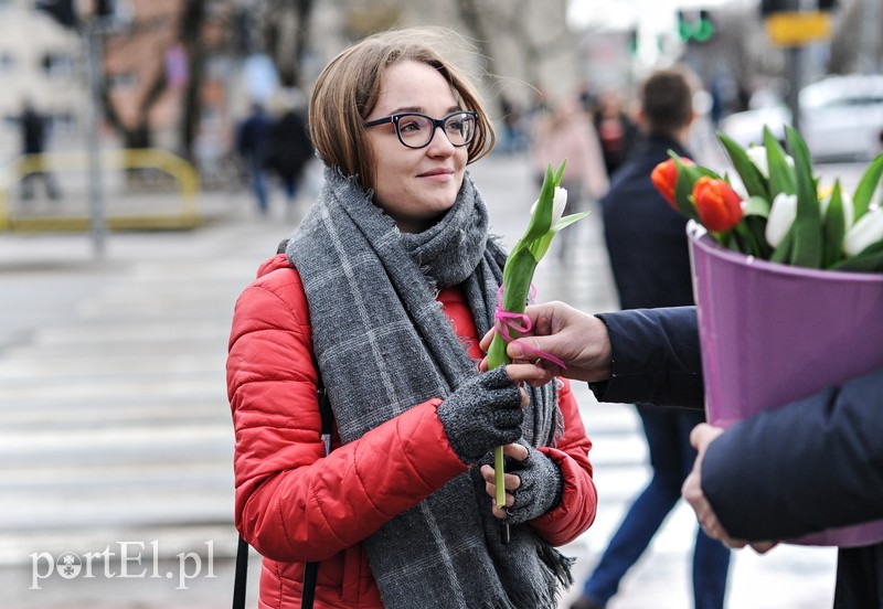 Uśmiech za kwiatka, czyli jak portEl Dzień Kobiet świętował zdjęcie nr 196142