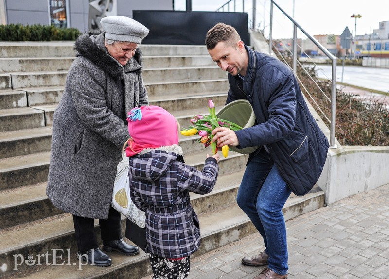 Uśmiech za kwiatka, czyli jak portEl Dzień Kobiet świętował zdjęcie nr 196150