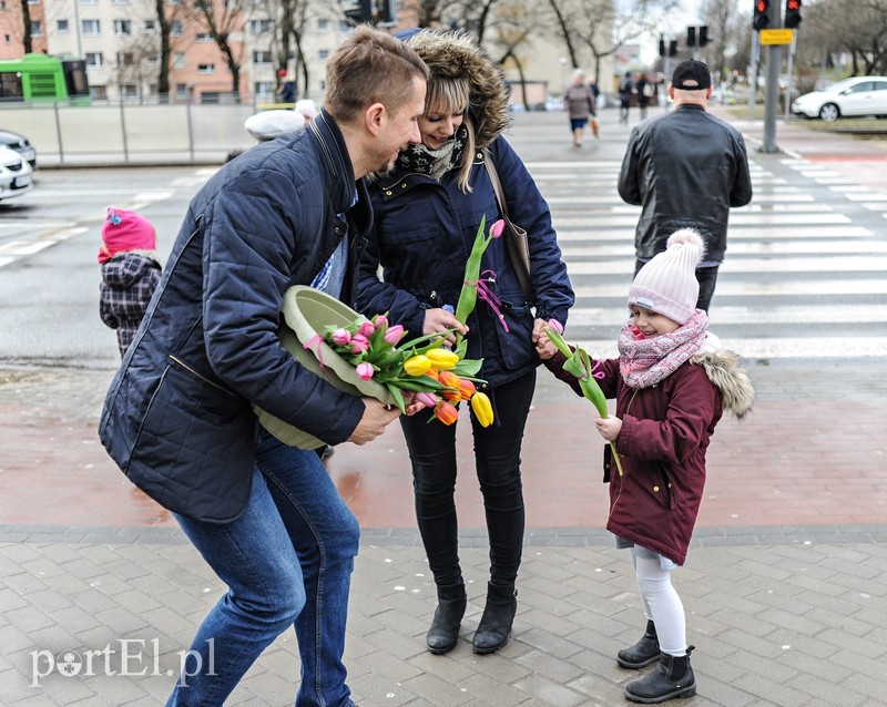 Uśmiech za kwiatka, czyli jak portEl Dzień Kobiet świętował zdjęcie nr 196151