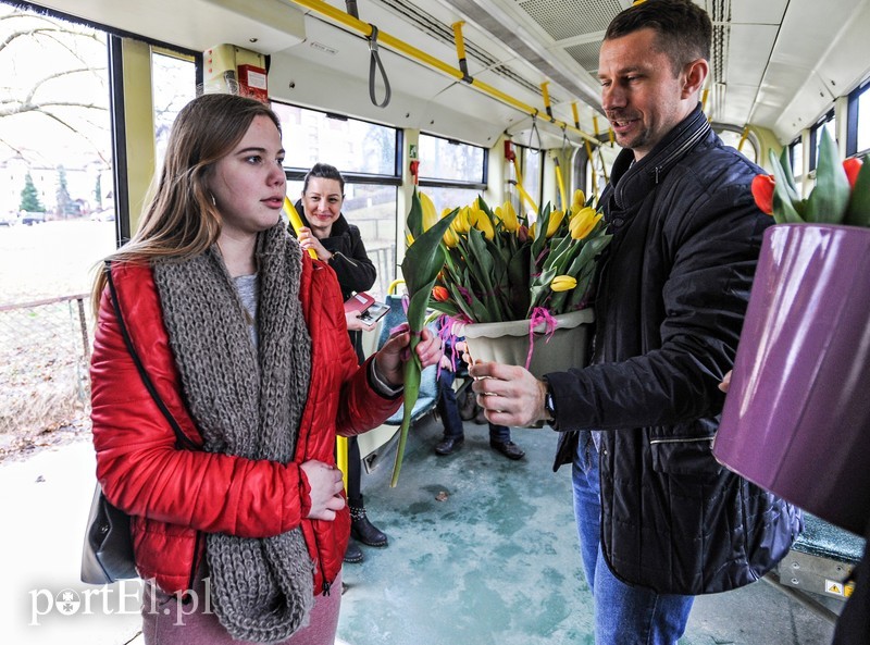Uśmiech za kwiatka, czyli jak portEl Dzień Kobiet świętował zdjęcie nr 196127