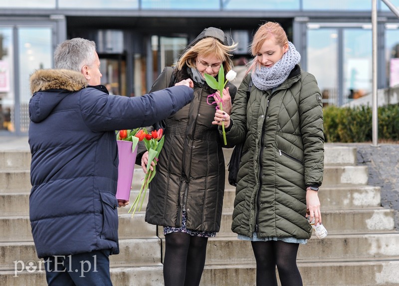 Uśmiech za kwiatka, czyli jak portEl Dzień Kobiet świętował zdjęcie nr 196136