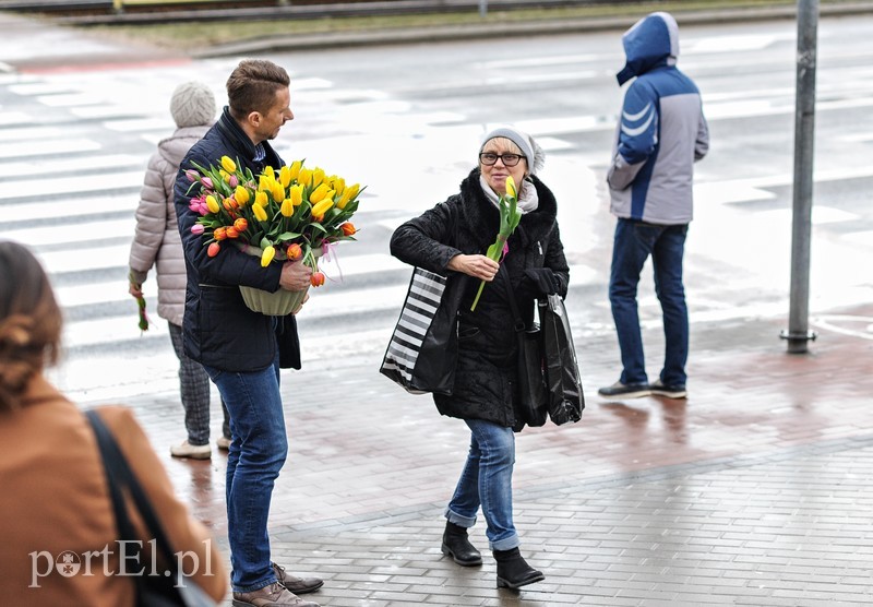 Uśmiech za kwiatka, czyli jak portEl Dzień Kobiet świętował zdjęcie nr 196133