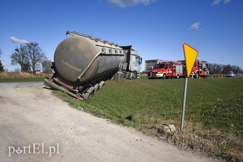 Elbląg Utrudnienia na DK 22, ciężarówka prawie wpadła do rowu
