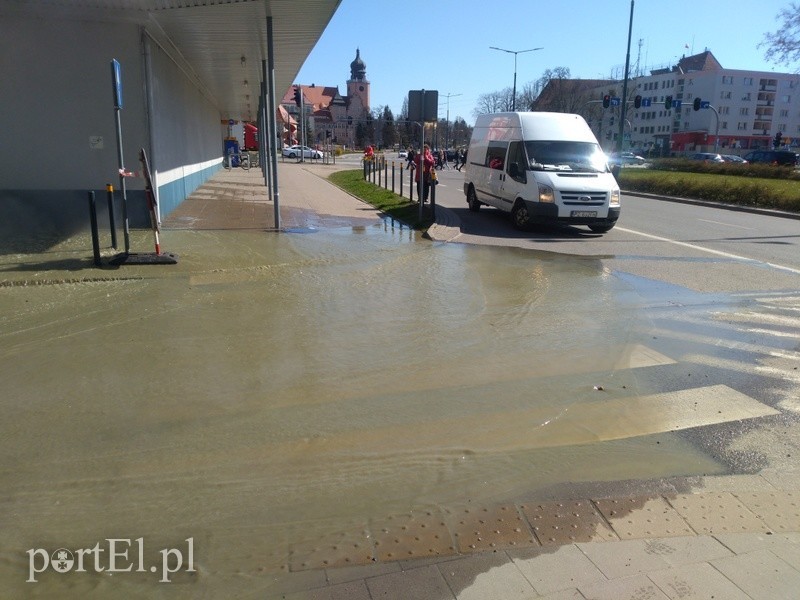 Awaria rury z ciepłą wodą przy ul. Winnej zdjęcie nr 197814