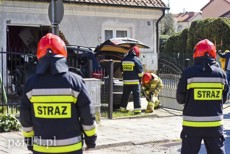Samochód uderzył w budynek zdjęcie nr 198962