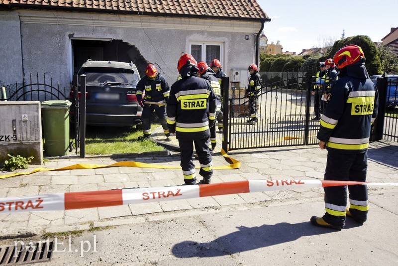 Elbląg Samochód uderzył w budynek
