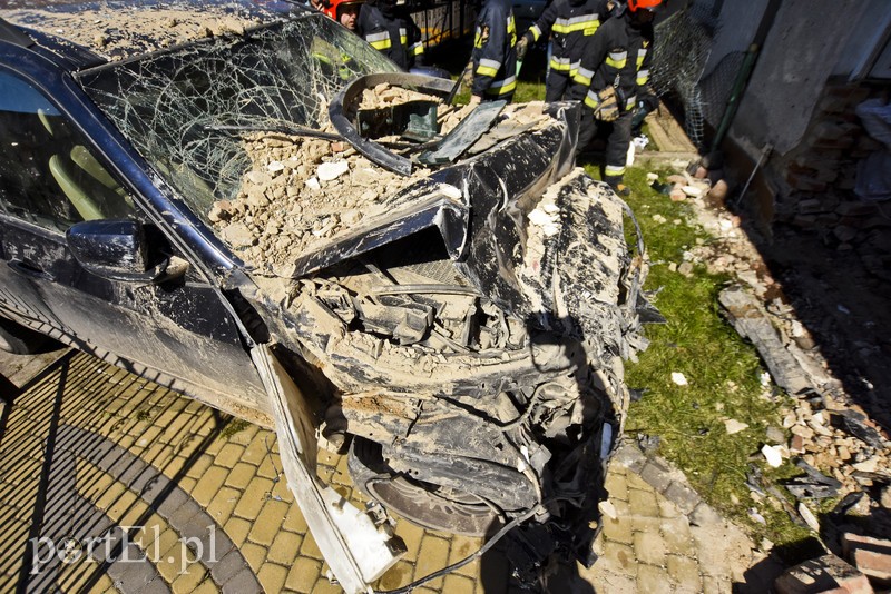 Samochód uderzył w budynek zdjęcie nr 198970