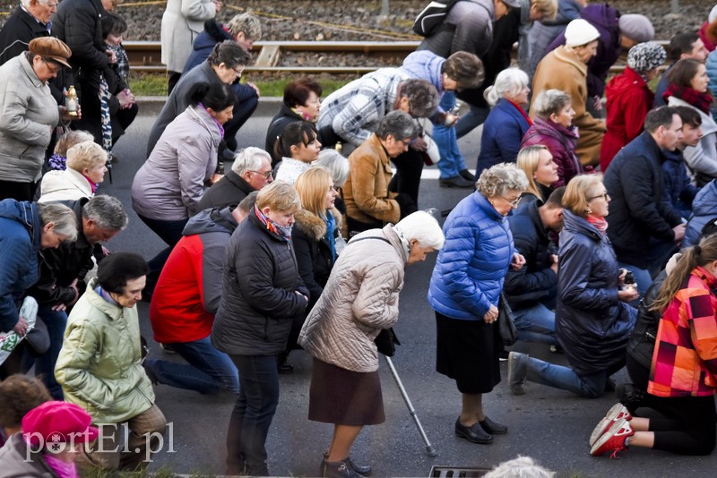 Nieśli krzyż przez miasto zdjęcie nr 199109