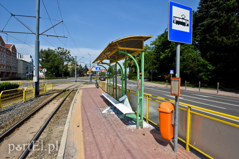 Elbląg Wandale zdemolowali przystanki