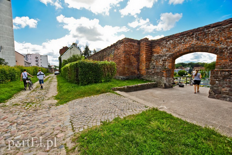 Nad jezioro, na cmentarz i na lody  (Cudze chwalicie, swego nie znacie, odcinek 1)  zdjęcie nr 204517