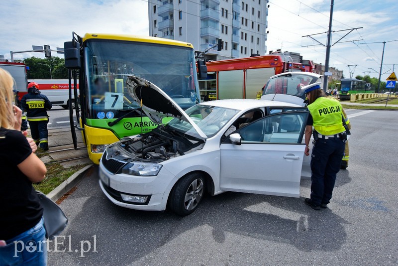 Autobus zderzył się z osobówką zdjęcie nr 205226