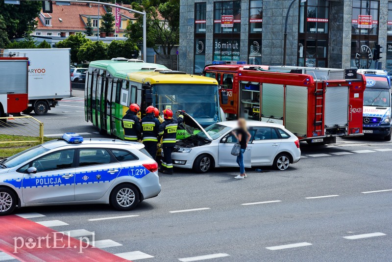 Autobus zderzył się z osobówką zdjęcie nr 205234