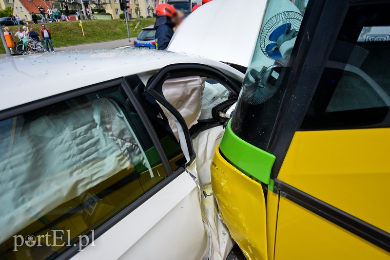 Autobus zderzył się z osobówką zdjęcie nr 205229