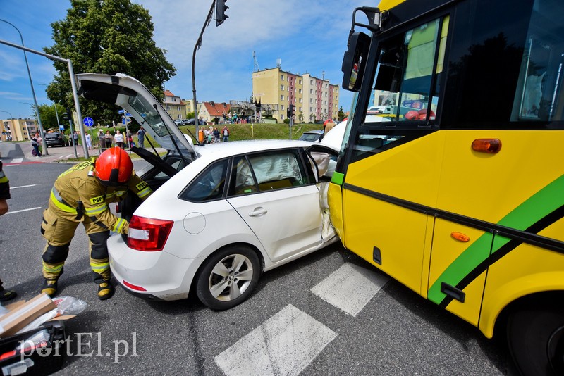Autobus zderzył się z osobówką zdjęcie nr 205228
