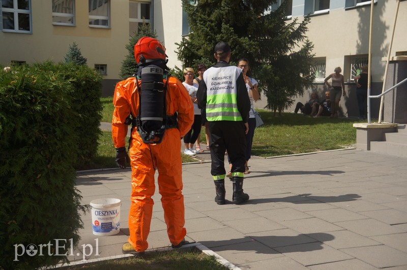 W szkole rozbił się słoik z formaliną zdjęcie nr 208520