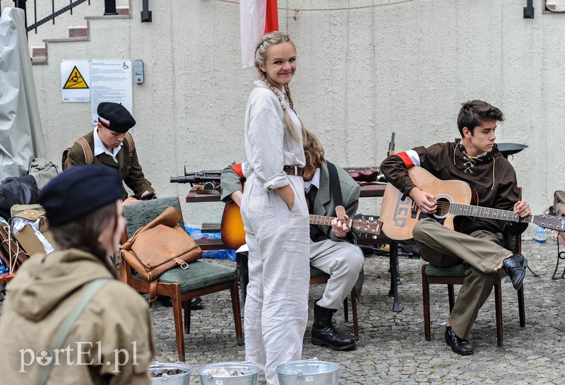 Elbląg A przy barykadzie toczyło się życie...