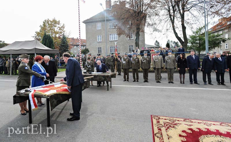  Pułk ma swój sztandar zdjęcie nr 213225