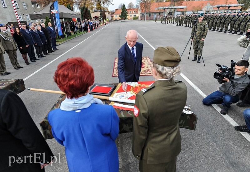  Pułk ma swój sztandar zdjęcie nr 213224