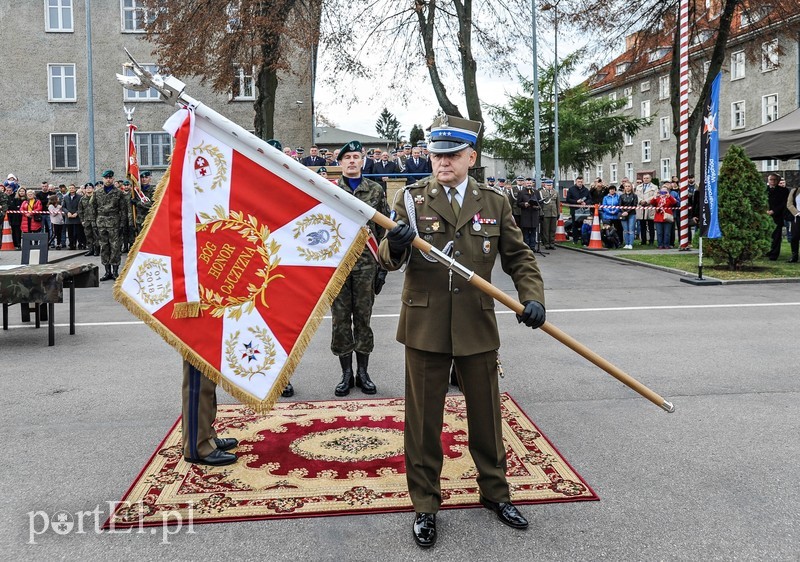  Pułk ma swój sztandar zdjęcie nr 213240