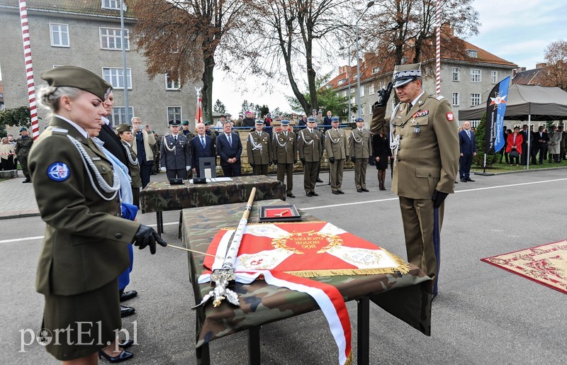  Pułk ma swój sztandar zdjęcie nr 213220