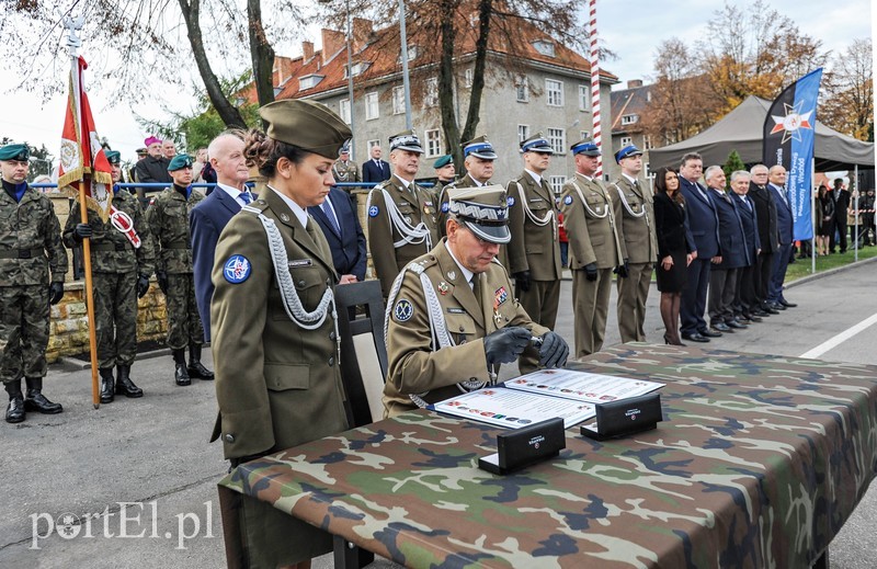  Pułk ma swój sztandar zdjęcie nr 213222