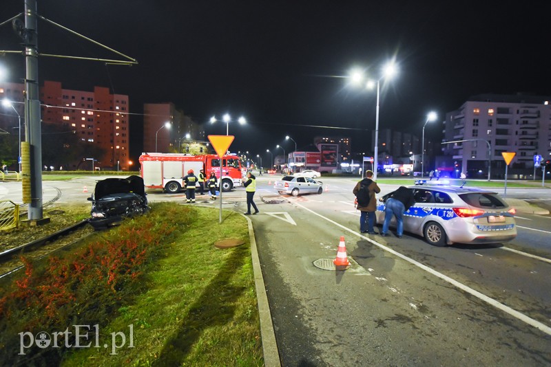 Elbląg Zderzenie opla z volvo przed centrum handlowym