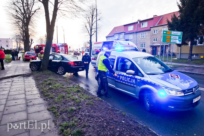 Elbląg Uderzył w drzewo na ul. Grottgera